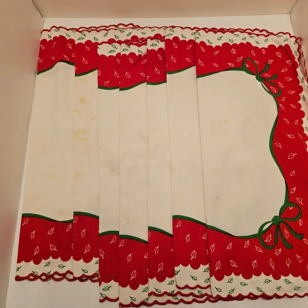 Vintage Christmas Napkins Set of 7 Red Green Holly Bow Scalloped 19x20 READ